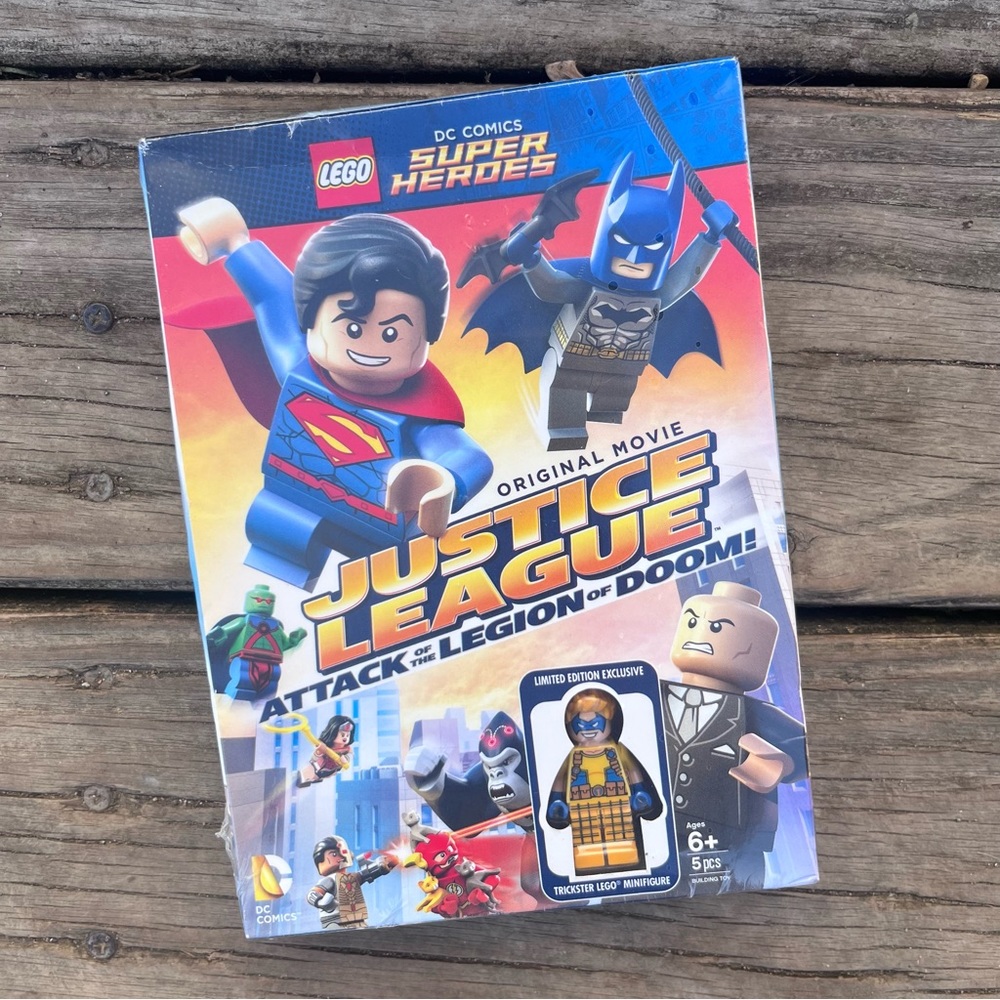DC COMICS LEGO DVD & FIGURE ‘ATTACK OF THE LEGION OF DOOM’ NWT